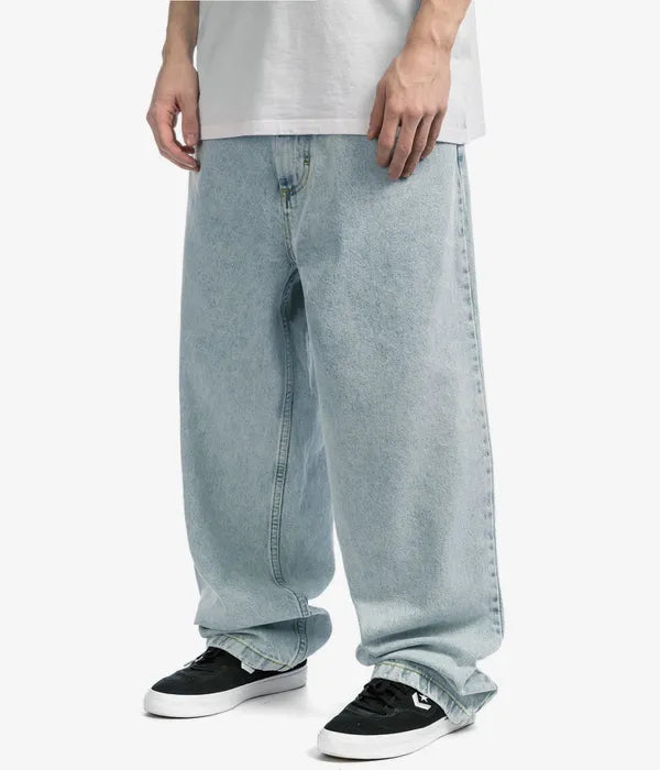 Achterkant van de heren baggy jeans met wijde pijpen, toont de relaxte pasvorm en streetwear stijl.