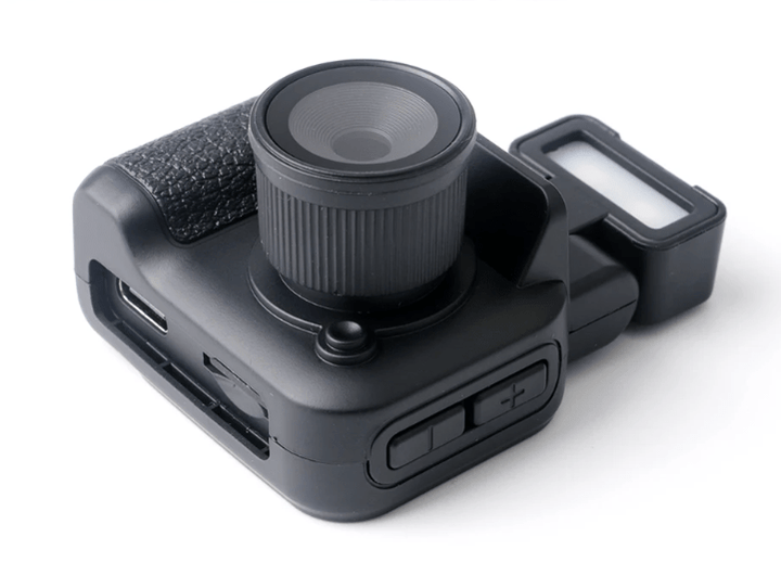 Zwarte mini retro digitale camera voor nostalgische 1080p foto's, compact en draagbaar.