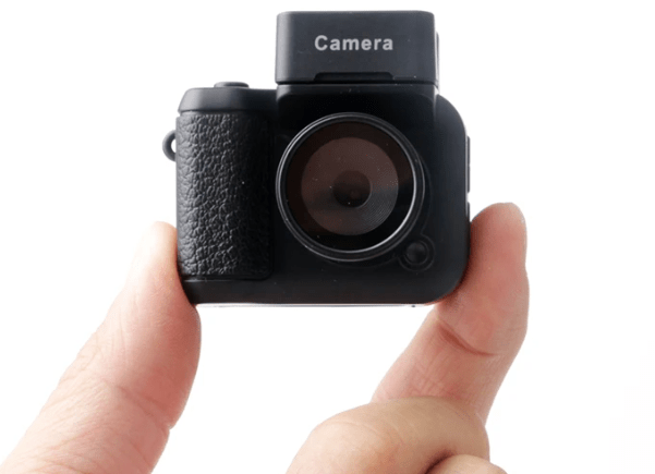 Roze vintage mini digitale camera, ideaal voor compacte retro fotografie en nostalgische beelden.