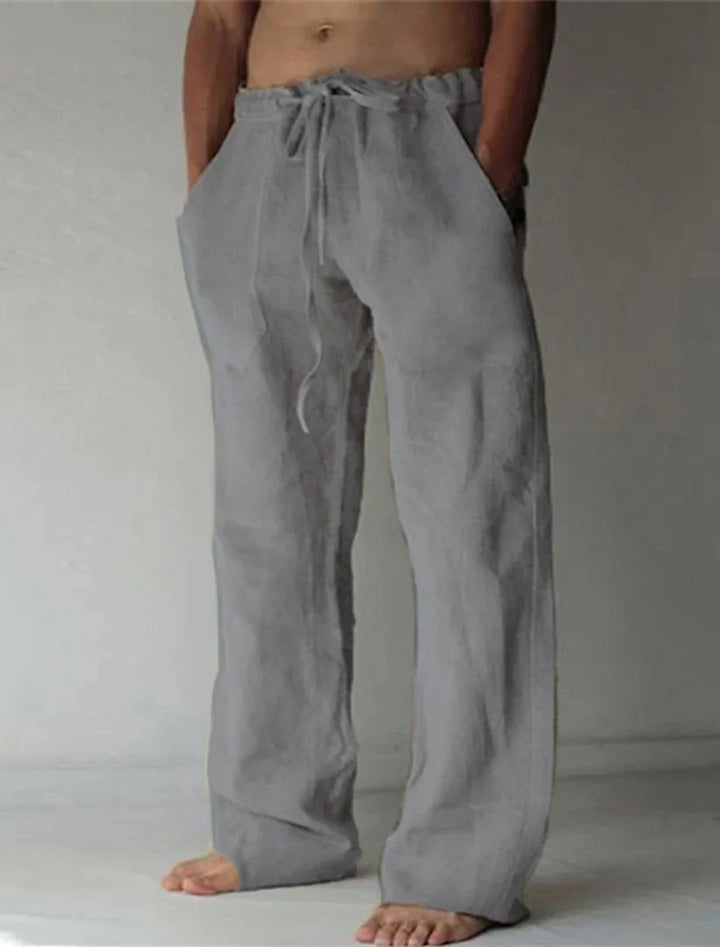 Model draagt casual linnen herenbroek met rechte pijp in streetwear stijl, comfortabel voor lente/herfst.