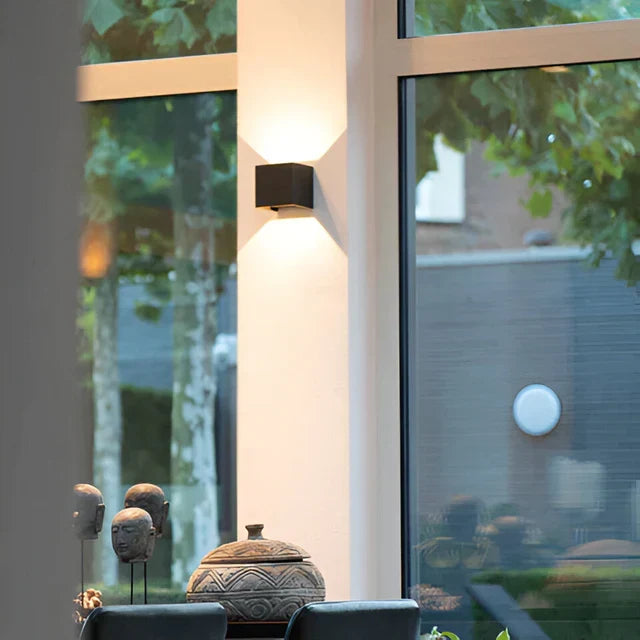 Strakke draadloze wandlamp met LED, sensor en accu, perfect voor gang, carport of schuur. Eenvoudig te installeren.