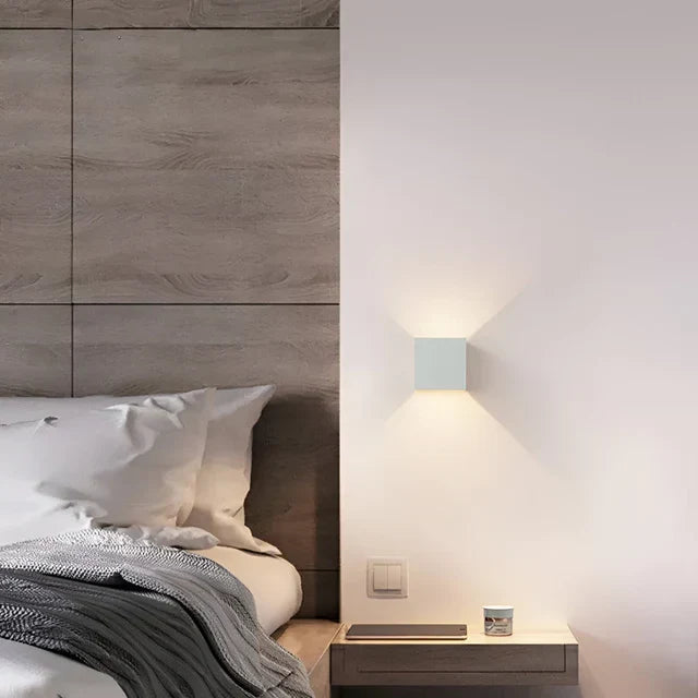 Oplaadbare LED wandlamp met accu en bewegingssensor, gemakkelijk te monteren zonder bedrading.
