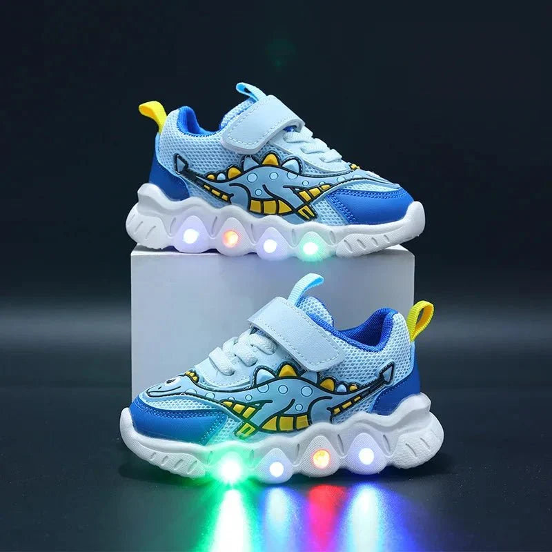 Close-up van lichtgevende dino sneakers. Gedetailleerd dino-design op vrolijke en comfortabele kinderschoenen.