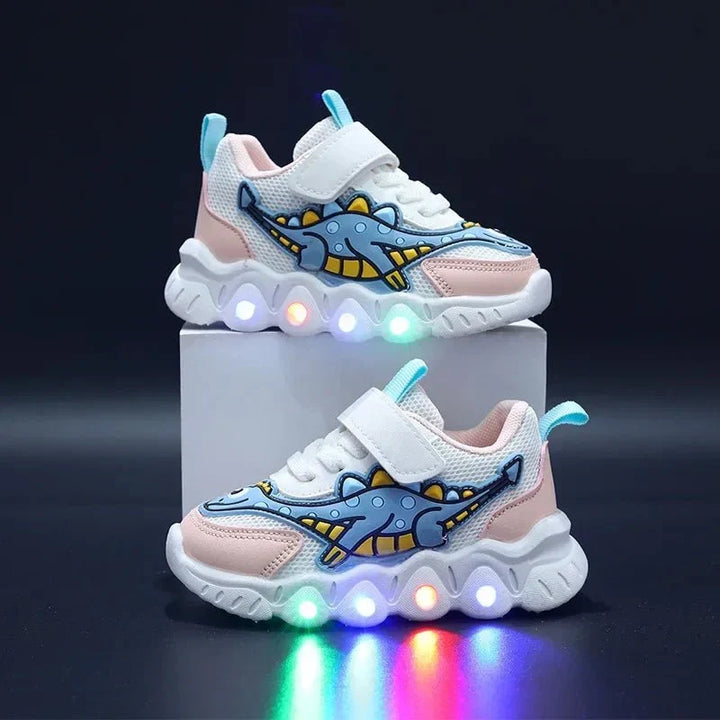 Groep lichtgevende dino sneakers. Oranje, blauwe en roze kinderschoenen, ideaal voor speelse momenten en avontuur.