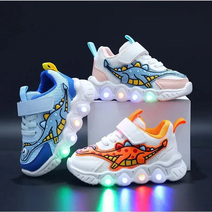 Oranje lichtgevende dino peutersneakers. Comfortabele en vrolijke kinderschoenen, ideaal voor jonge avonturiers.