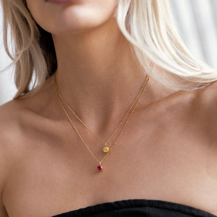Elegante Aurora geboortesteen ketting van goud met jouw maandsteen; stijlvol dames sieraad.