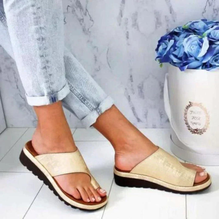 Comfortabele medische slippers voor dames, met voetondersteuning en geschikt voor hallux valgus.