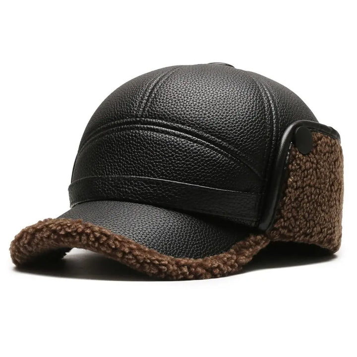Man draagt stijlvolle leerlook heren winterpet met oorkleppen, beschermt tegen winterse kou. Comfortabel & warm.