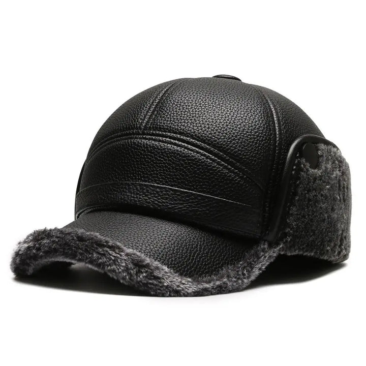 Stijlvolle heren winterpet met opvouwbare oorkleppen voor twee looks. Leerlook muts, perfect voor elke winteroutfit.