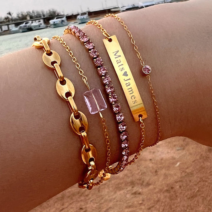 Close-up van gouden dames armband met ronde geboortesteen, subtiel, verfijnd en betekenisvol.