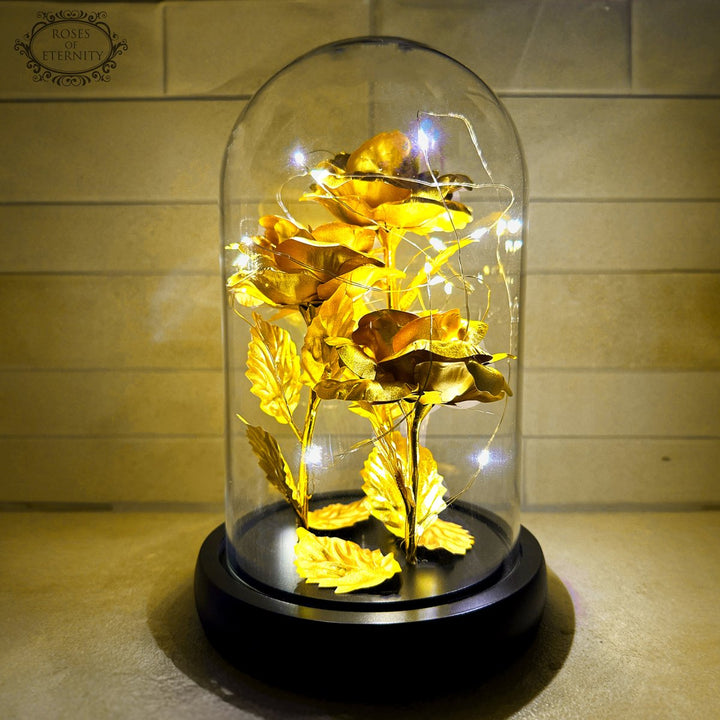 Luxe eeuwigheidsroos met LED-licht in glazen stolp, verrijkt je interieur met een gouden gloed.