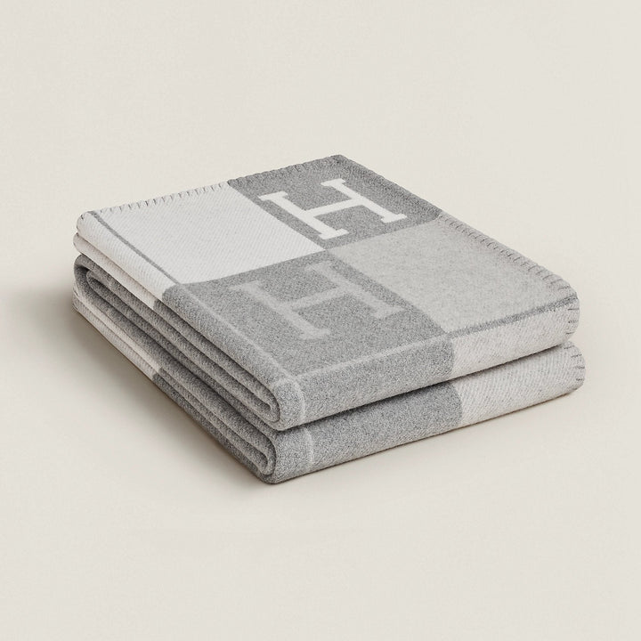 Elegante deken van kasjmier en wol, een luxe en warme accessoire voor je woonkamer.