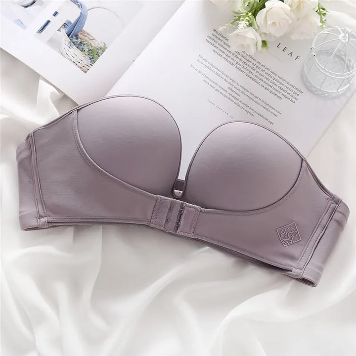 Huidskleurige onzichtbare strapless bh met voorsluiting, ideaal voor lichte kleding.