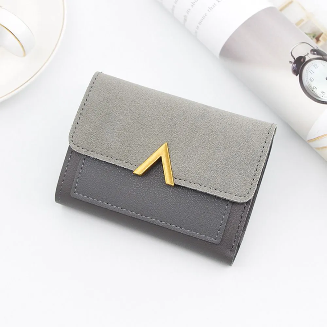 Compacte fluwelen dames portemonnee, mini formaat, ideaal voor pasjes en muntjes.