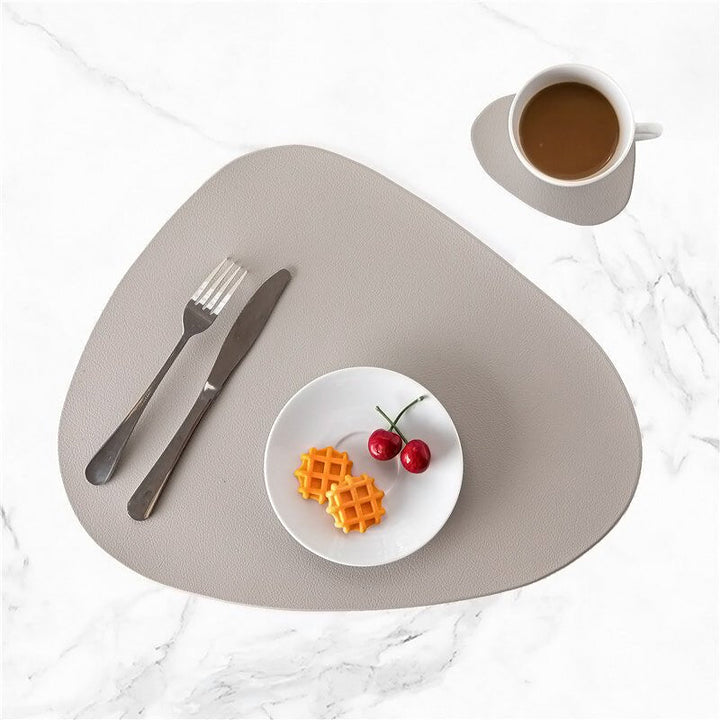 Complete set waterbestendige PU-leren placemats en onderzetters, stijlvol en praktisch voor elke keuken.