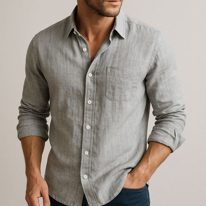 Comfortabel heren overhemd met casual pasvorm. Essentiële en veelzijdige zomerkleding voor mannen in de mode.