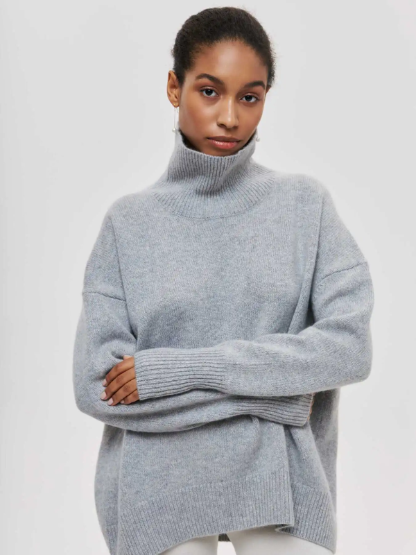 Losvallende dames coltrui, gebreid voor comfort en warmte in de winter.