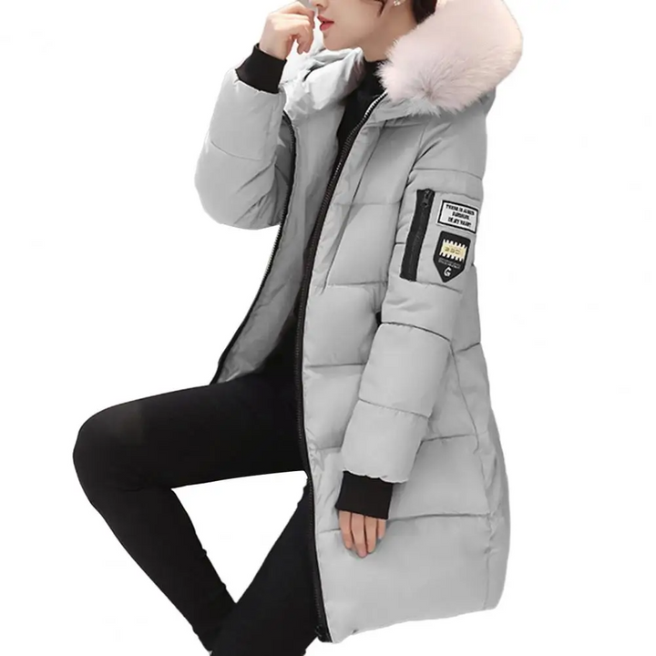 Halflange Elinora dames winterjas, windbestendig en warm. Comfortabele mode kleding met capuchon.