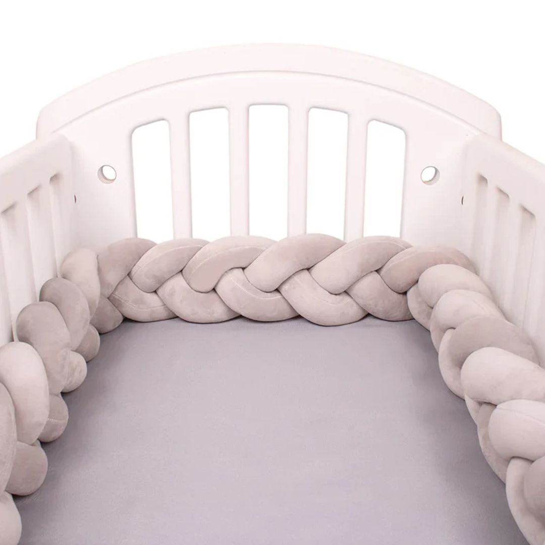 Veilige, zachte gevlochten bedbumper van 200 cm. Beschermt kinderen in ledikant of babykamer.