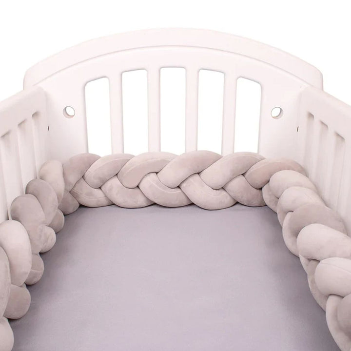 Veilige, zachte gevlochten bedbumper van 200 cm. Beschermt kinderen in ledikant of babykamer.