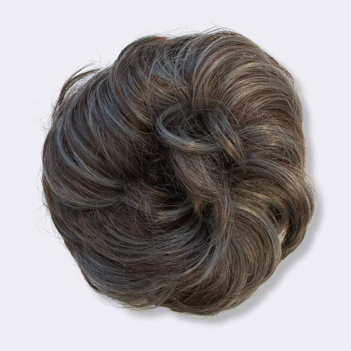 Synthetische haarextensie scrunchie in grijs. Voeg direct volume toe aan je knot.