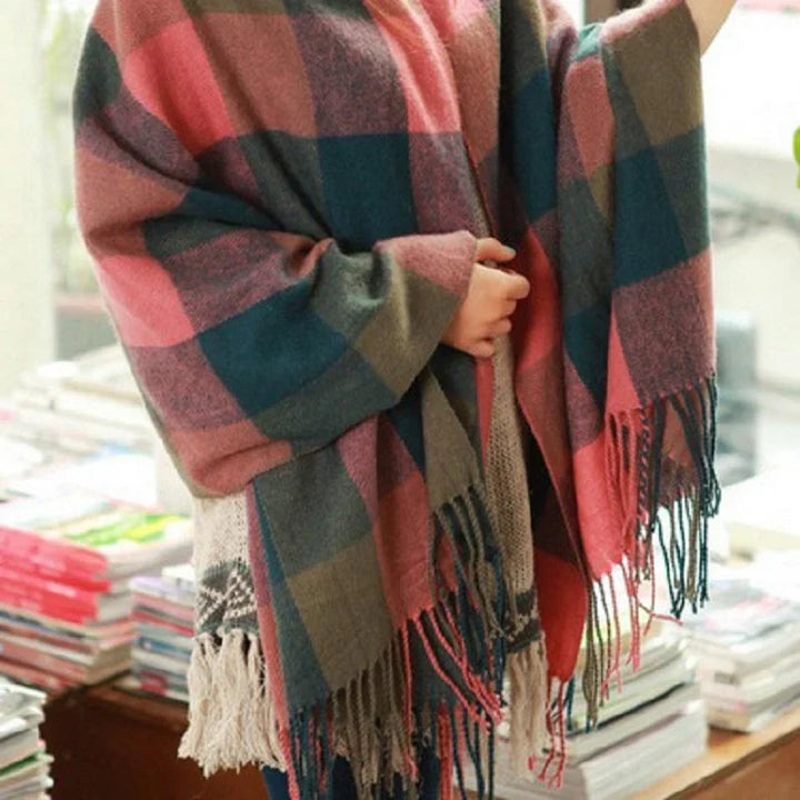 Modieuze kasjmier sjaal met subtiel ruitpatroon, een essentieel accessoire voor vrouwenmode.