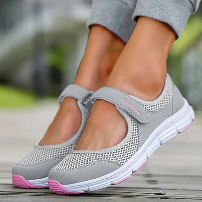 Grijze dames sneakers met klittenbandsluiting en open wreef; stijlvol, comfortabel en veelzijdig voor dagelijks gebruik.
