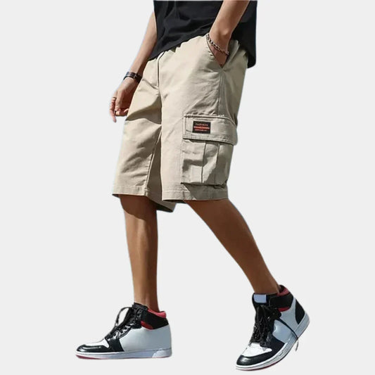Grijze heren cargo shorts met cargozakken, 100% katoen, comfortabel en functioneel voor zomerse dagen.