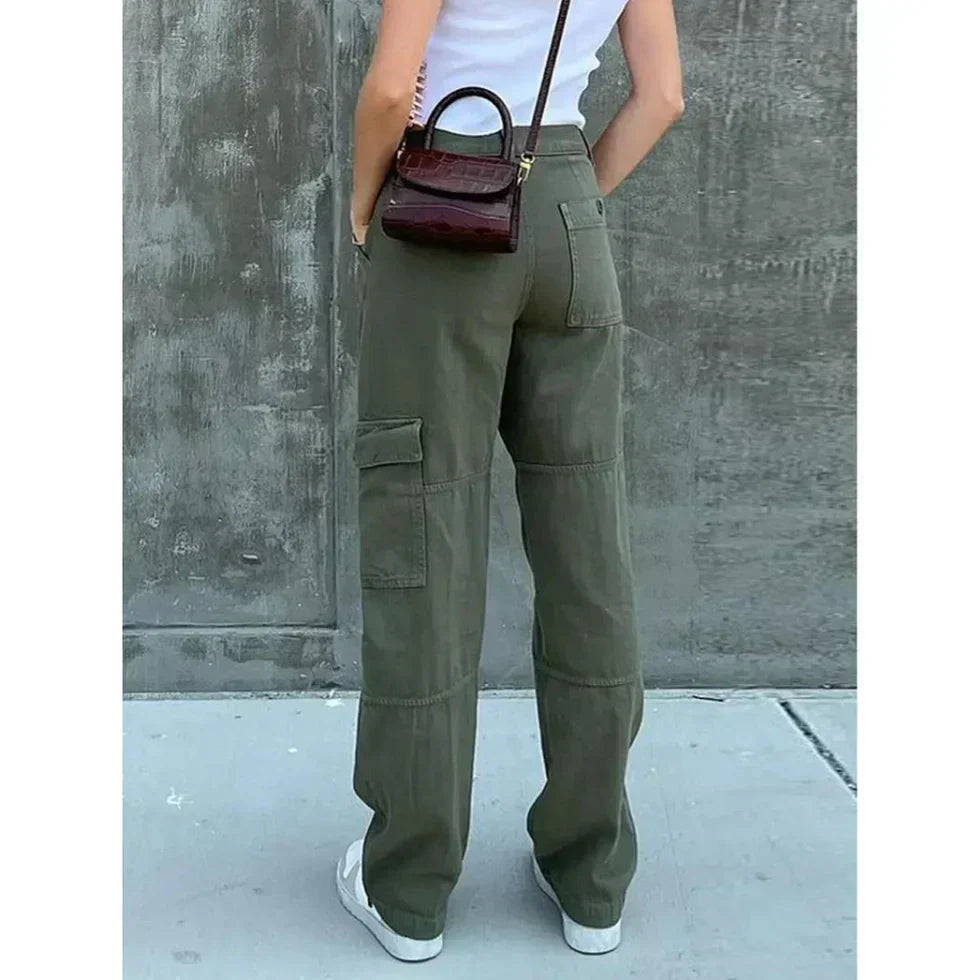 "Groene dames cargo broek met comfortabele pasvorm, ideaal voor casual of chique gelegenheden, modieuze stijl."