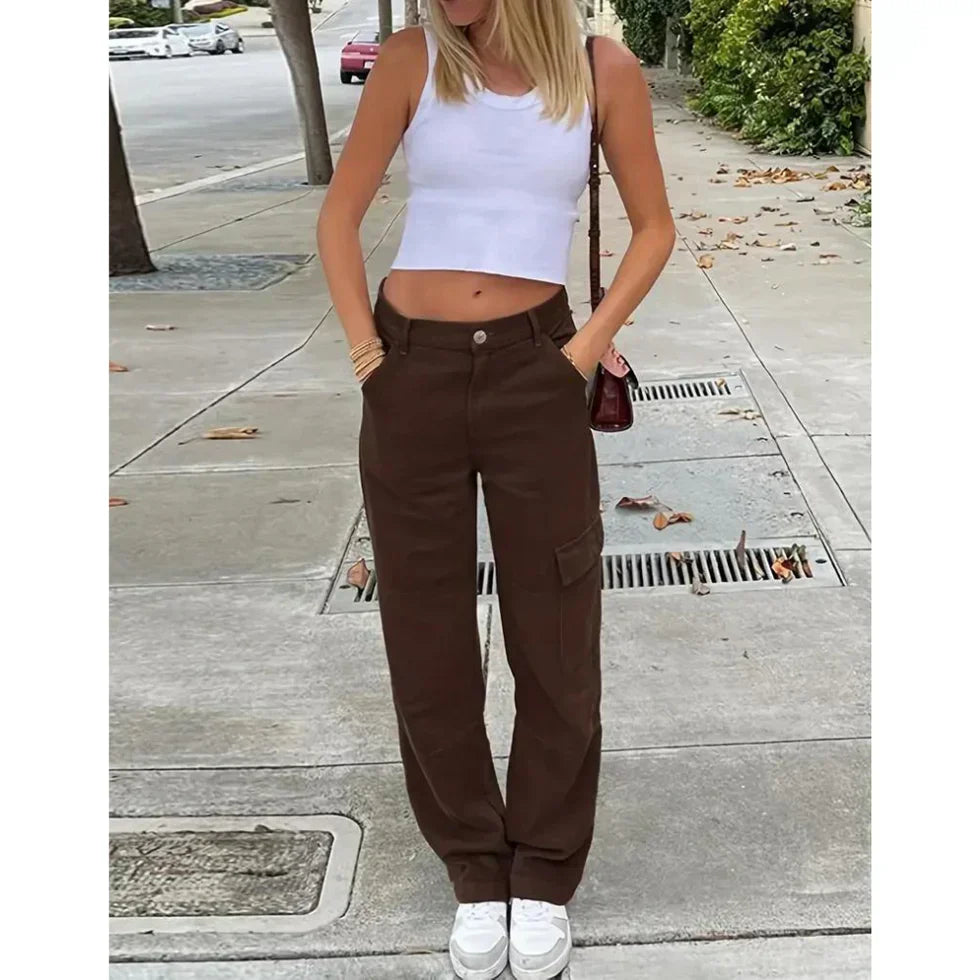 "Groene dames cargo broek met comfortabele pasvorm, ideaal voor casual of chique gelegenheden, modieuze stijl."