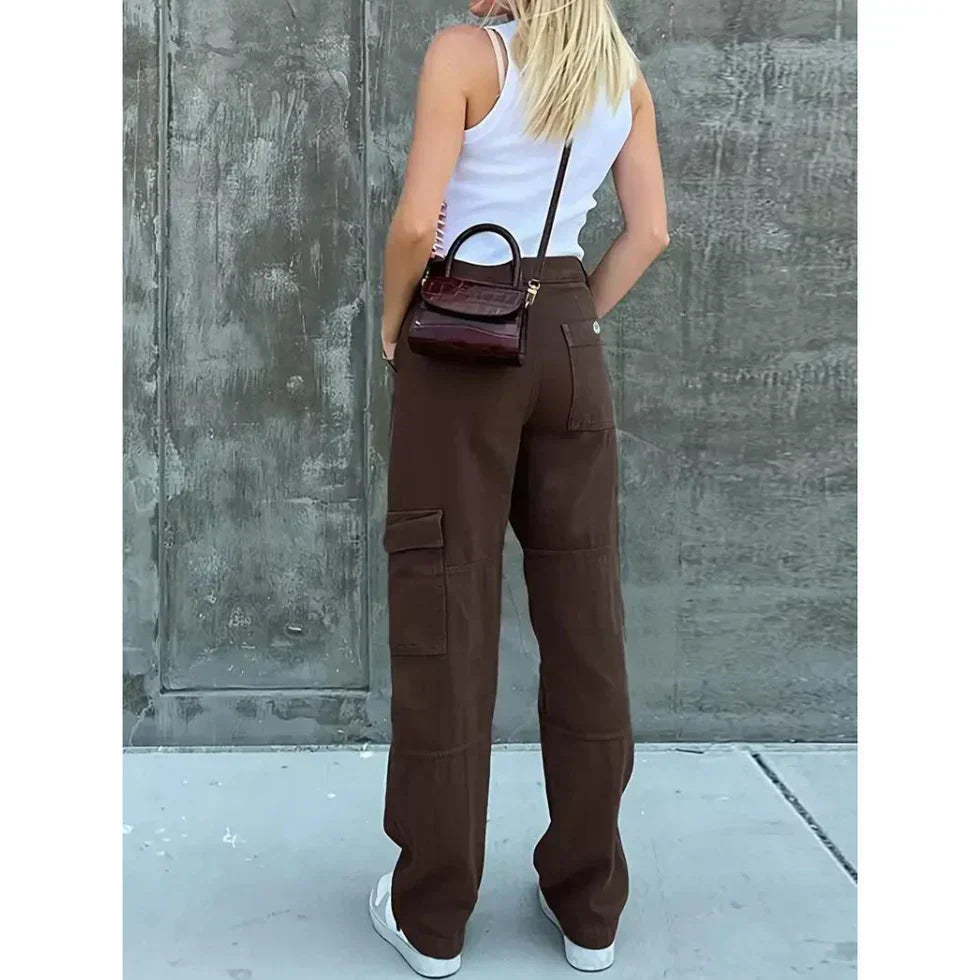 "Groene dames cargo broek met comfortabele pasvorm, ideaal voor casual of chique gelegenheden, modieuze stijl."