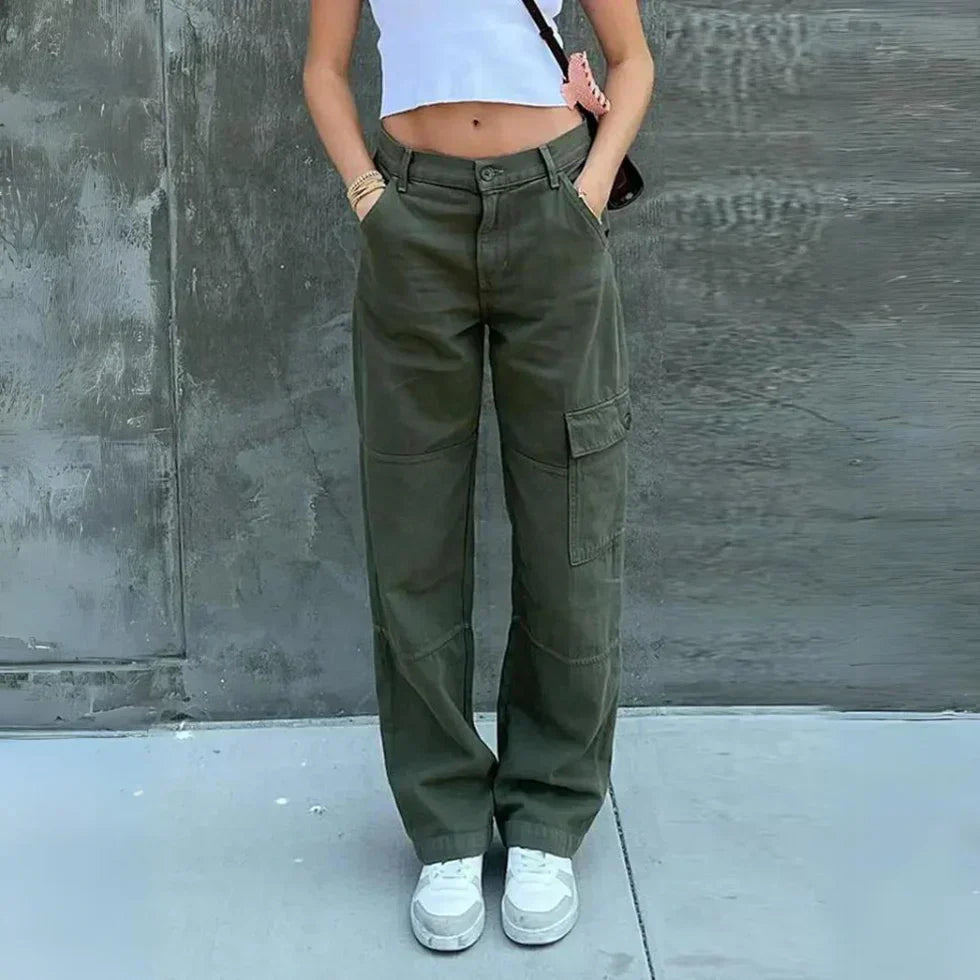 "Groene dames cargo broek met comfortabele pasvorm, ideaal voor casual of chique gelegenheden, modieuze stijl."