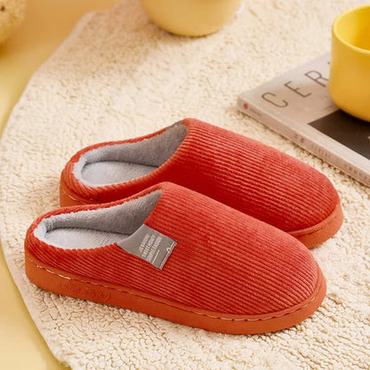"Groene pluche dames orthopedische pantoffels met ergonomisch voetbed en anti-slip zool, ideaal voor thuiscomfort."