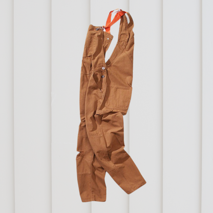 Groene, verstelbare tuin dungarees met zakken en elastische taille voor comfort en duurzaamheid, ideaal voor tuinwerk.