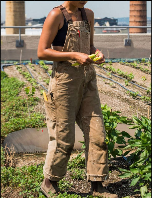 Groene, verstelbare tuin dungarees met zakken en elastische taille voor comfort en duurzaamheid, ideaal voor tuinwerk.