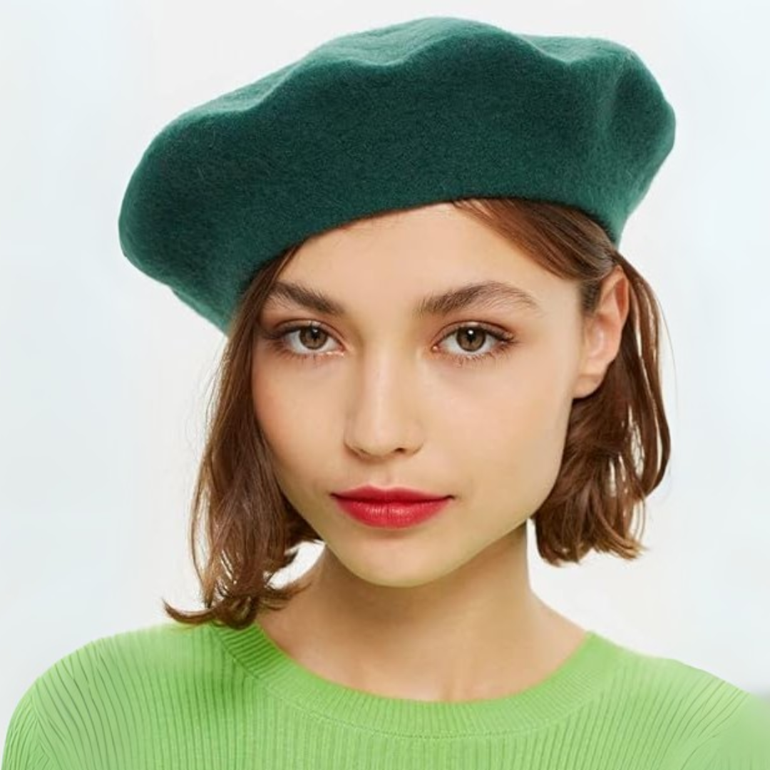 Marineblauwe baret, veelzijdig mode-item voor dames en heren, voor een tijdloze stijl.