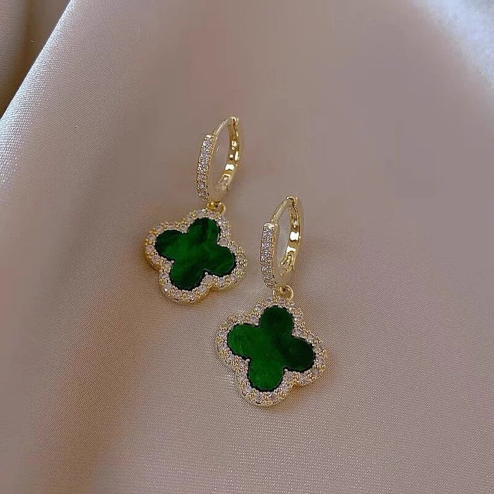 Groene klaverblad oorbellen voor dames, symbool van geluk. Een elegant en kleurrijk sieraad.