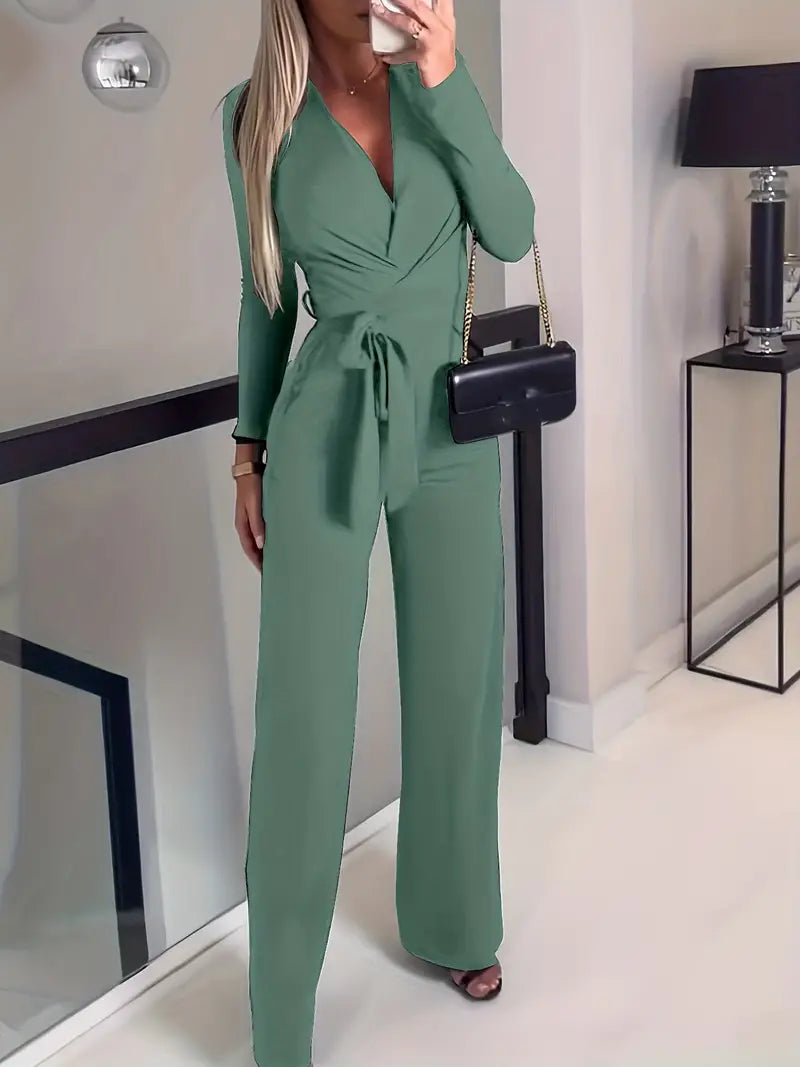 Elegante dames jumpsuit met wijde pijpen, V-hals en riem. Perfect voor lente/zomer feesten.