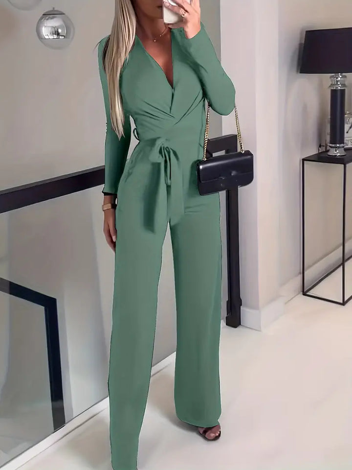 Elegante dames jumpsuit met wijde pijpen, V-hals en riem. Perfect voor lente/zomer feesten.