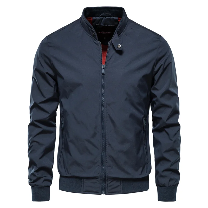 Lichtgewicht polyester heren windbreaker, ademend en sportief, voor outdoor en zomer casual gebruik.