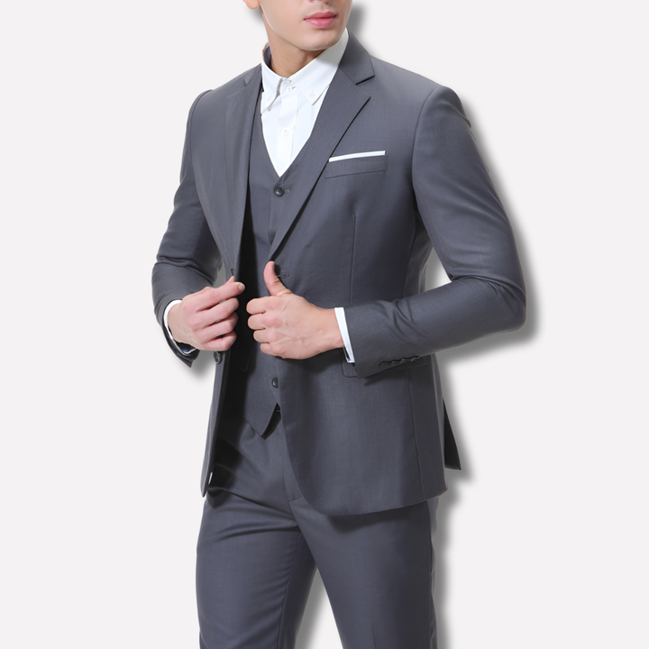 Elegant driedelig herenpak met slim-fit colbert, vest en pantalon; ideaal voor een moderne, stijlvolle look.
