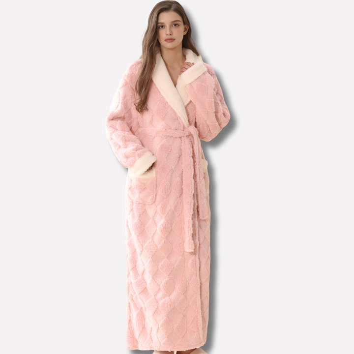 Zachte dames flanellen badjas met capuchon, gemaakt van warm koraalfleece, ideaal voor wintercomfort.