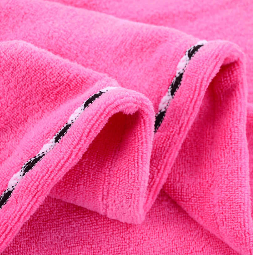 Paarse microvezel haarhanddoek voor dames. Beschermt haar, voorkomt pluis en droogt snel.