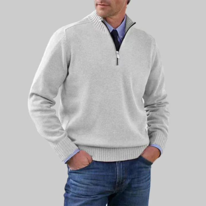 Man draagt een modieuze heren halve rits trui, comfortabel en ideaal voor een casual outfit.