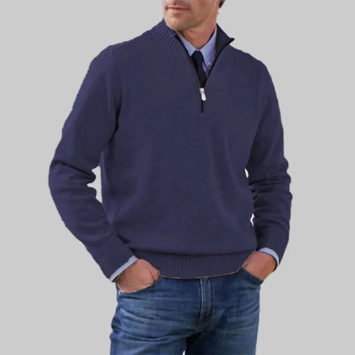 Donkerblauwe heren trui met halve rits, gebreid en comfortabel, een veelzijdige keuze voor mannen.