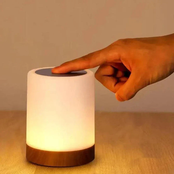 Stijlvolle oplaadbare sfeerlamp als tafellamp in een moderne woonkamer, zorgt voor warm LED licht.