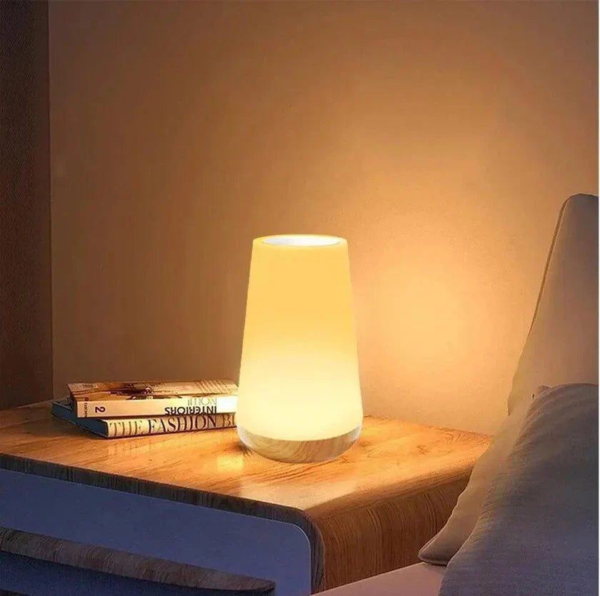 Sfeerlamp met kleurverandering via touch control, voor dynamische LED verlichting in woonkamer of slaapkamer.