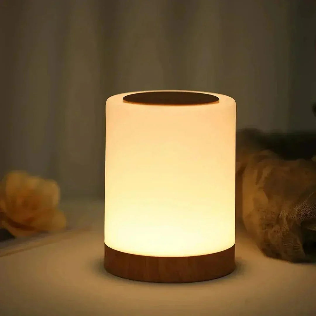 Oplaadbare sfeerlamp met touch control en LED verlichting, ideaal voor modern interieur in woon- of slaapkamer.