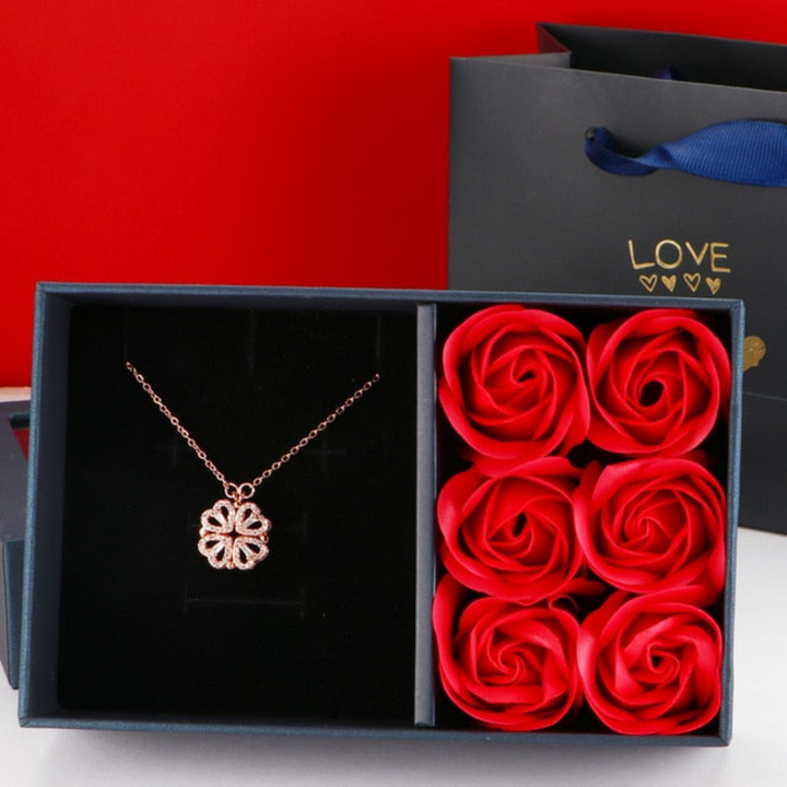 Verguld zilveren damesketting met vlinder en zirconia, verkrijgbaar in goud, zilver of roségoud.