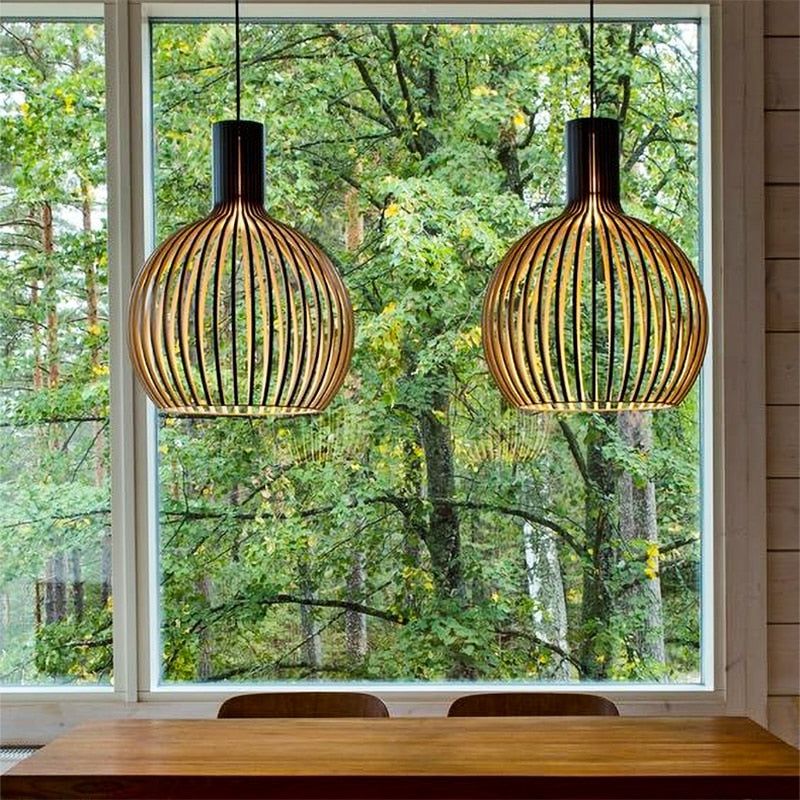"Handgemaakte houten hanglamp, rustiek design, zichtbare houtnerf, warme sfeer, interieurverlichting, uniek en duurzaam."